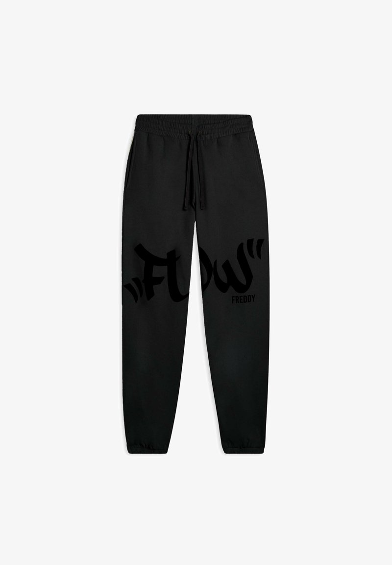 Pantalones de chándal negros con cintura y puños elásticos, que presentan un audaz gráfico "FLOW" y el texto "FREDDY" en negro en la parte frontal.