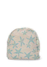 Mochila de tela beige con patrón de estrellas de mar azules; forma redondeada, correas ajustables y bolsillo lateral.