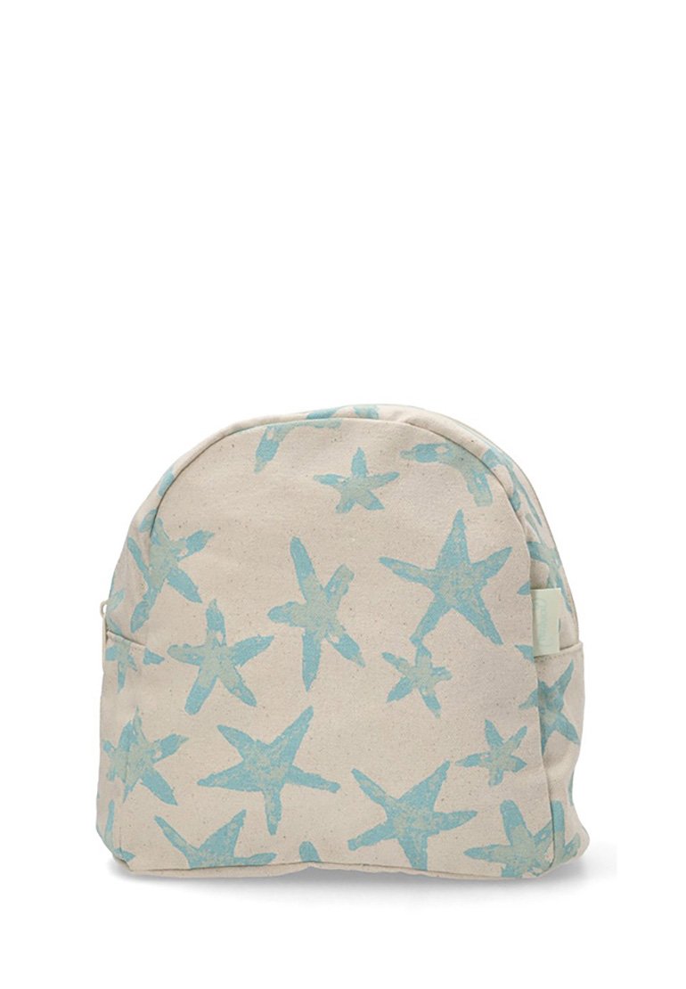 Mochila de tela beige con patrón de estrellas de mar azules; forma redondeada, correas ajustables y bolsillo lateral.