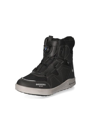 Zwarte hoge sneaker met witte zool, gestructureerde panelen, een draaivergrendelingssysteem en "Dockers by Gerli" logo aan de zijkant.
