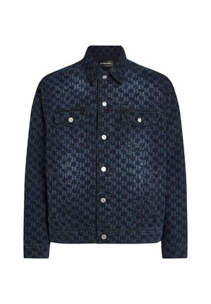 Chaqueta de mezclilla oscura con un patrón de jacquard de espiga en toda la prenda, cuello clásico, cierre frontal de botones y dos bolsillos en el pecho con herrajes plateados.