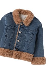 Chaqueta de mezclilla con cuello y dobladillo de piel sintética beige. Cierre frontal de botones, dos bolsillos en el pecho y un diseño ligeramente recortado.