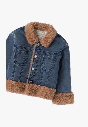 Jeansjacke mit braunem Kunstfellkragen und -saum. Vorderer Knopfverschluss, zwei Brusttaschen und ein leicht verkürzter Schnitt.