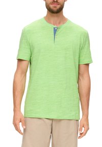 s.Oliver MELIERTES  MIT HENLEY AUSSCHNITT - T-Shirt basic - grün