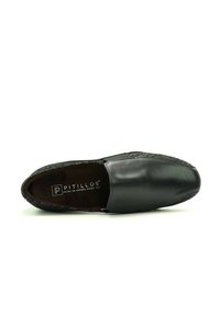 Zapato negro de cuero tipo slip-on que presenta un patrón texturizado y trenzado en el borde, con una puntera lisa y el logo de la marca en el interior.