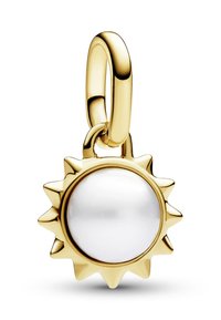 Ciondolo a forma di sole in tono oro, con una perla bianca centrale e raggi appuntiti che circondano i bordi, anello testurizzato per l'attacco.