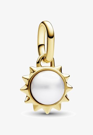 Ciondolo a forma di sole in tono oro, con una perla bianca centrale e raggi appuntiti che circondano i bordi, anello testurizzato per l'attacco.