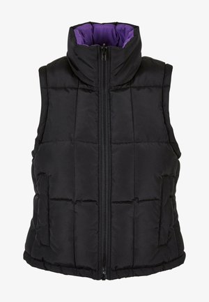 Sort polstret vest med høj krave, front lynlås lukning og sidelommer. Indvendigt har den lilla foring for kontrast.