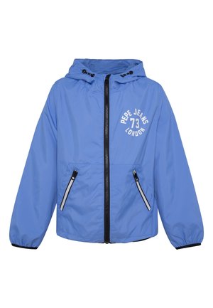 Blauwe windbreaker jas met capuchon, zwarte ritssluiting, twee zijzakken en een wit gedrukt logo op de borst met de tekst "PEPE JEANS LONDON 73".