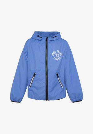 Niebieska kurtka przeciwwiatrowa z kapturem, czarnym zamkiem błyskawicznym, dwoma bocznymi kieszeniami i białym nadrukowanym logo na piersi z napisem "PEPE JEANS LONDON 73".