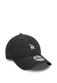 Čierny a sivý károvaný baseballový čiapka s pevným okrajom, zdobená vyšívaným logom vpredu a nastaviteľným pásikom vzadu.