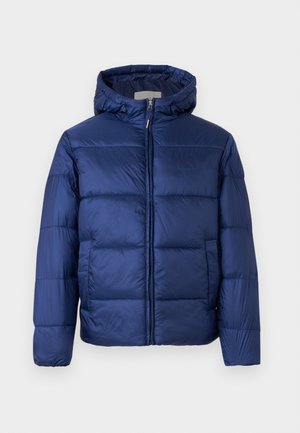 Chaqueta de plumas azul marino con capucha, que presenta secciones acolchadas, un cierre frontal y puños elásticos para mayor calidez y comodidad.