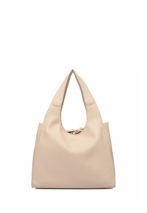 Beige læderhåndtaske med brede håndtag og subtil tekstur, designet til skulderbæring, med et lille brandlogo på forsiden midtpunkt.