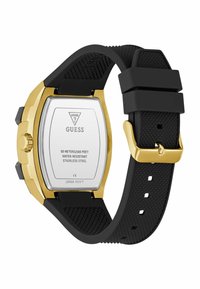 Boîtier de montre en acier inoxydable doré avec bracelet en caoutchouc noir ; présente des accents texturés et une résistance à l'eau jusqu'à 50 mètres.