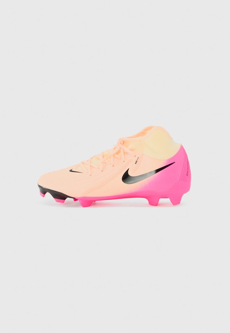 Chaussures de football Nike en dégradé pêche et rose, avec un swoosh et des accents noirs, dotées d'un dessus texturé et de crampons moulés pour une meilleure traction.