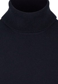 Col roulé en tricot côtelé bleu marine foncé au niveau du col et du haut de la poitrine, mettant en valeur une texture de tissu douce et chaude.