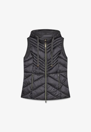 Černá prošívaná vesta s kapucí, která má přední zip, dvě boční kapsy a stahovací detaily. Materiál vypadá leskle a má hladkou texturu.