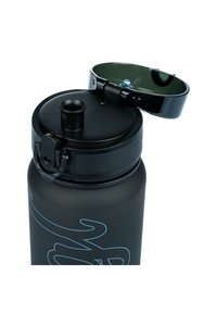 Bottiglia d'acqua in acciaio inossidabile nero opaco con ampia apertura, coperchio a flip-top e guarnizione in silicone per resistenza alle perdite. Presenta dettagli grafici blu.