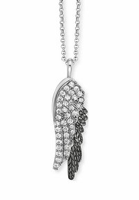 Collana argentata con ciondolo a forma di ala, decorata con pietre trasparenti e nere, che mostra un design di piuma dettagliato e texture.