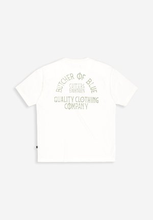Witte T-shirt met korte mouwen met groene tekst "Butcher of Blue," "Cutters Eighteen," en "Quality Clothing Company" op de achterkant.
