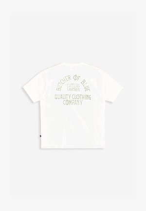 Witte T-shirt met korte mouwen met groene tekst "Butcher of Blue," "Cutters Eighteen," en "Quality Clothing Company" op de achterkant.