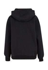 Felpa nera con tasca frontale, cappuccio regolabile e polsini a coste. Presenta una texture liscia e una vestibilità rilassata e casual.