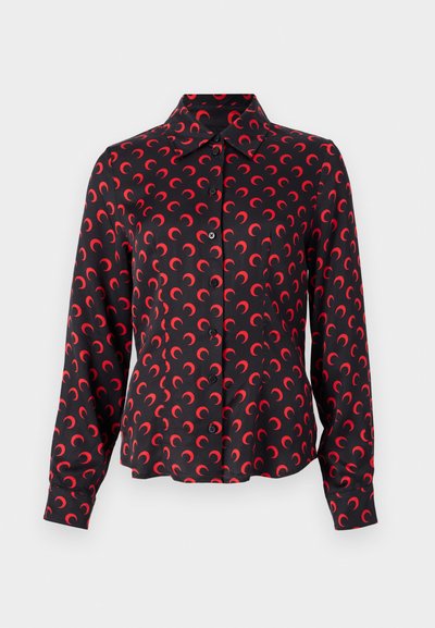 Camisa preta de botões com padrão de lua crescente vermelha, mangas longas, tecido suave e design de gola clássica. Apresenta um percurso reto.