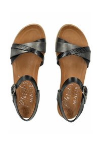 Černé kožené sandály s překříženými popruhy, s texturovaným designem. Hnědá polstrovaná stélka, nastavitelný detail s přezkou na kotníku.