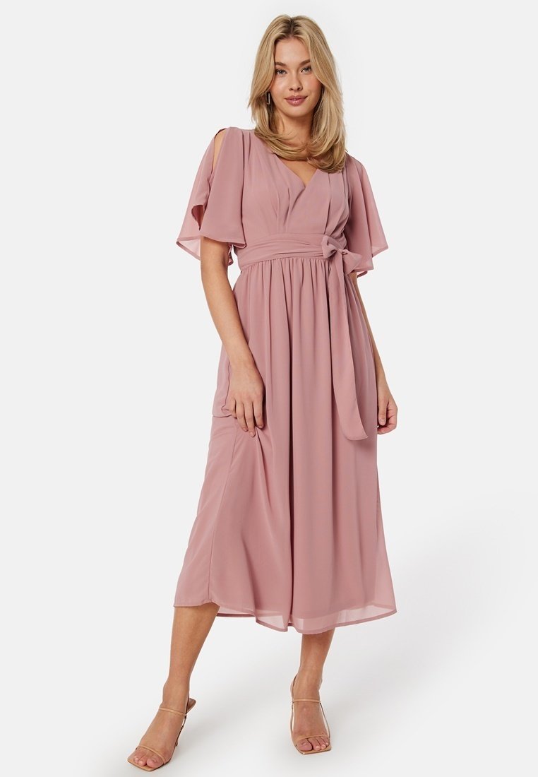 Robe midi rose poussière en tissu léger, avec des manches courtes à volants, un corsage ajusté et un détail à la taille nouée.