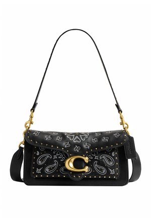 Čierna kožená kabelka cez rameno s bielym paisley výšivkou, zlatými cvokmi a veľkou zlatou sponou v tvare "C", s krátkymi a dlhými popruhmi.
