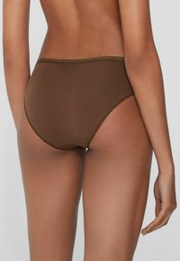Hnědé vysoké spodní prádlo s hladkým povrchem a elastickým pasem, bez viditelného kovového zapínání nebo vzorů.
