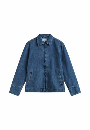Veste en denim bleu avec une fermeture éclair à l'avant, deux poches latérales verticales, un col pointu et des manches longues.