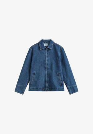 Jeansblauwe jas met een ritssluiting aan de voorkant, twee verticale zijzakken, een puntige kraag en lange mouwen.