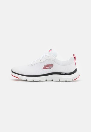 Białe sportowe buty Skechers z czerwonymi akcentami, czarną lamówką na podeszwie oraz napisem "Flex-Lite" z boku, pokazane z boku na jednolitym tle.
