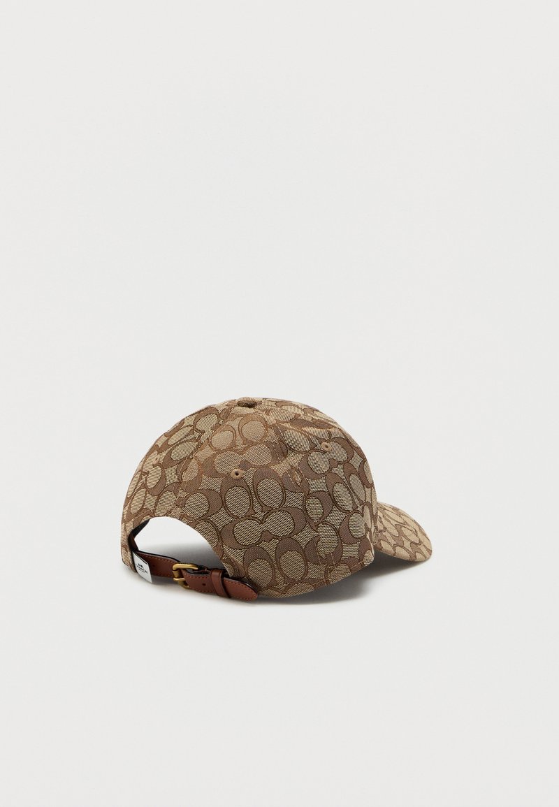 Bruine pet met een herhalend logo patroon, gemaakt van een textiele stof, met een gebogen klep en een verstelbare leren strap aan de achterkant.