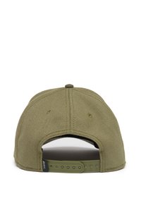 Gorra snapback verde oliva con un tejido texturizado, costuras prominentes y cierre de plástico a presión. Diseño simple sin marcas visibles.