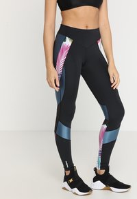 Svarta leggings med hög midja, med färgglada palmbladsmönster och blå detaljer på sidorna, tillverkade av stretchigt material.