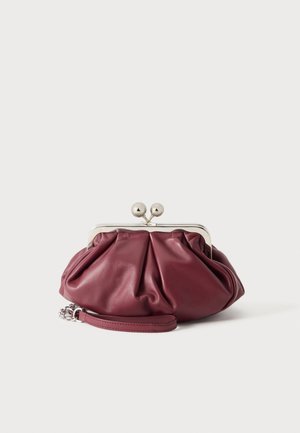 Μικρό μπορντό δερμάτινο πορτοφόλι clutch με ασημένιο μεταλλικό κούμπωμα και λουράκι καρπού σε λευκό φόντο.