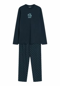 Granatowy, długi pajama set z małymi wzorami namiotów i drzew na spodniach oraz centralną grafiką obozową z napisem "POD GWIAZDAMI" na koszulce.