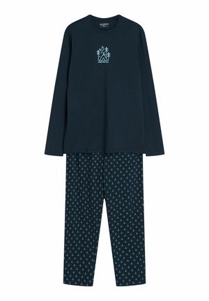 Granatowy, długi pajama set z małymi wzorami namiotów i drzew na spodniach oraz centralną grafiką obozową z napisem "POD GWIAZDAMI" na koszulce.
