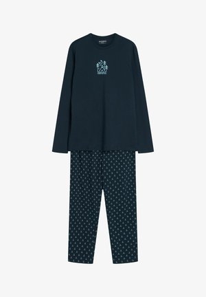 Granatowy, długi pajama set z małymi wzorami namiotów i drzew na spodniach oraz centralną grafiką obozową z napisem "POD GWIAZDAMI" na koszulce.