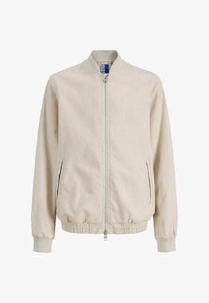 Beige bomberjack met ritssluiting aan de voorkant, twee zijzakken, geribbelde manchetten en een elastische tailleband, met het Jack & Jones merketiket aan de binnenkant van de kraag.