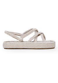 Sandales en corde de couleur beige, avec des sangles tissées et une semelle texturée. Le design comprend des motifs circulaires le long des bords.
