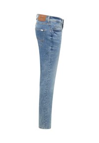 Világoskék farmernadrág, slim fit szabással, öt zsebes dizájnnal és bőr matricával a derékrészen. Halvány mosás diszkrét varrási részletekkel.