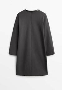Robe gris foncé à manches longues, coupe droite avec fermeture éclair au dos, présentée à plat sur fond blanc.