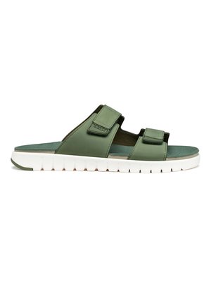 Sandalo da uomo verde oliva con due cinturini regolabili e suola bianca texturizzata, vista laterale su sfondo bianco.