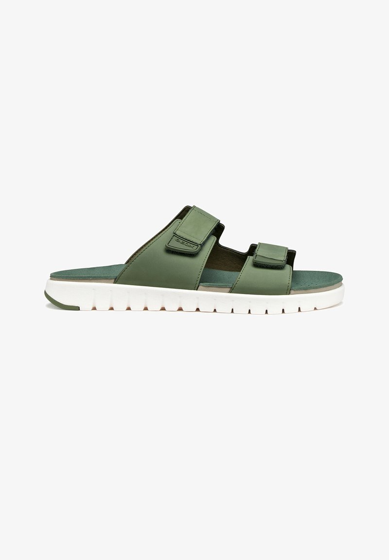 Sandale à enfiler pour homme de couleur verte olive avec deux brides réglables et une semelle blanche texturée, vue latérale sur fond blanc.