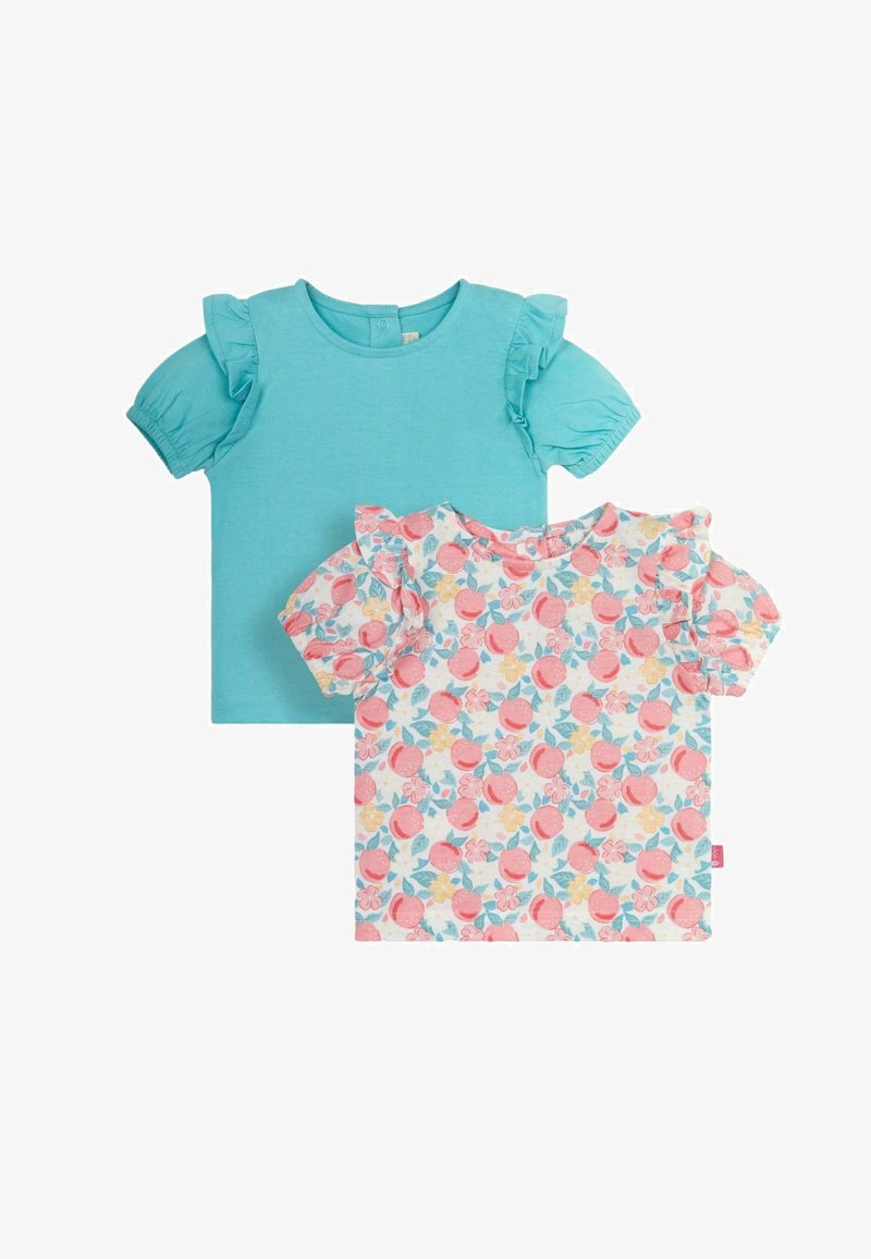 Dvě trička s krátkým rukávem: jedno jednobarevné tyrkysové, druhé vzorované s růžovým ovocem a květinami na světlém pozadí. Obě mají volánkové detaily.