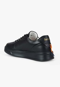 Sneaker in pelle nera con punta rotonda, suola spessa, design con lacci e accenti arancioni e blu a contrasto sul retro. Logo "Barrado" in oro.