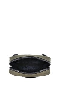 Borsa in morbido tessuto verde oliva con doppi zip, che rivela un interno scuro con un motivo a logo ripetuto. Design compatto e arrotondato.